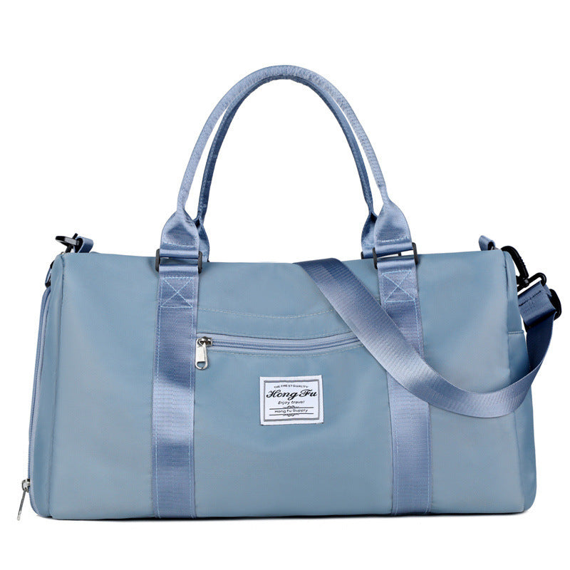 Bolsa de gimnasio impermeable azul con diseño moderno y compartimento lateral para zapatos. Perfecta para deporte y escapadas.