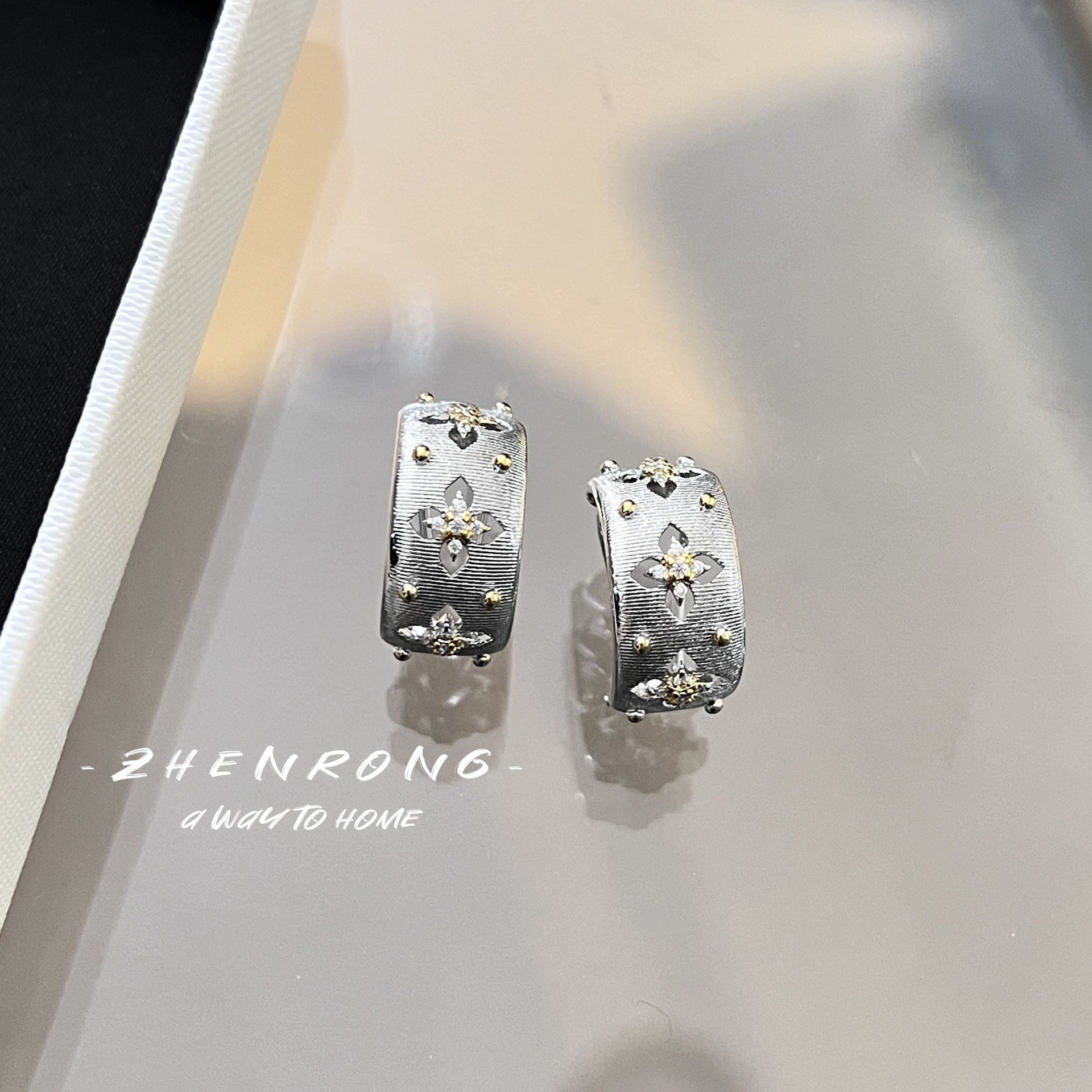 Set de Joyería para Mujer: Anillo, Pendientes, Collar y Pulsera - Calado Dorado o Plateado