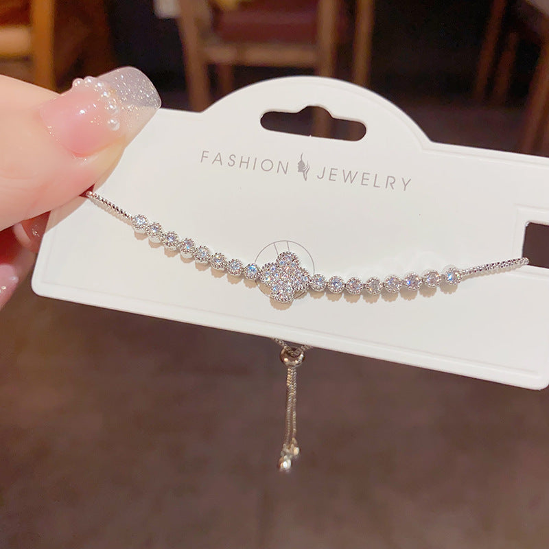 Pulsera de cuatro hojas de zirconia brillante: diseño minimalista y elegante, perfecta para cualquier ocasión