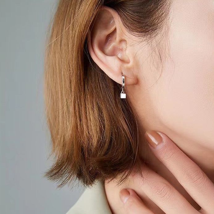 Aros de Plata 925 con Dije de Cubo – Estilo Minimalista y Cierre Click