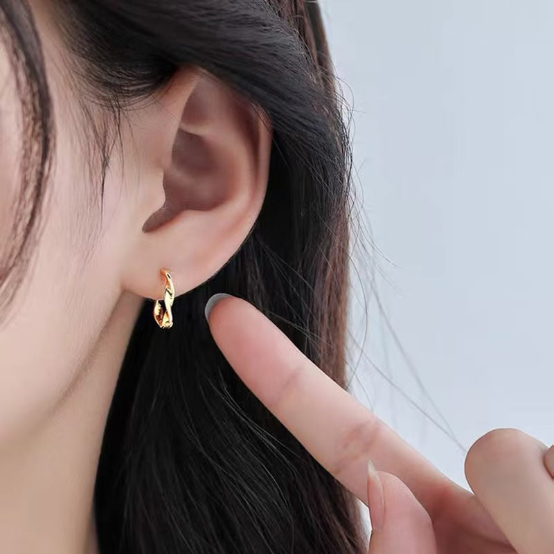 Aros pequeños de plata 925: Diseño Moebius con estilo minimalista