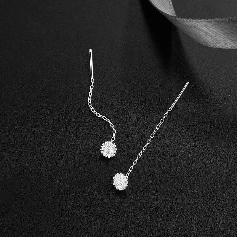 Pendientes Enhebrador en Plata 999 con Flor Margarita – Diseño Minimalista para Mujer