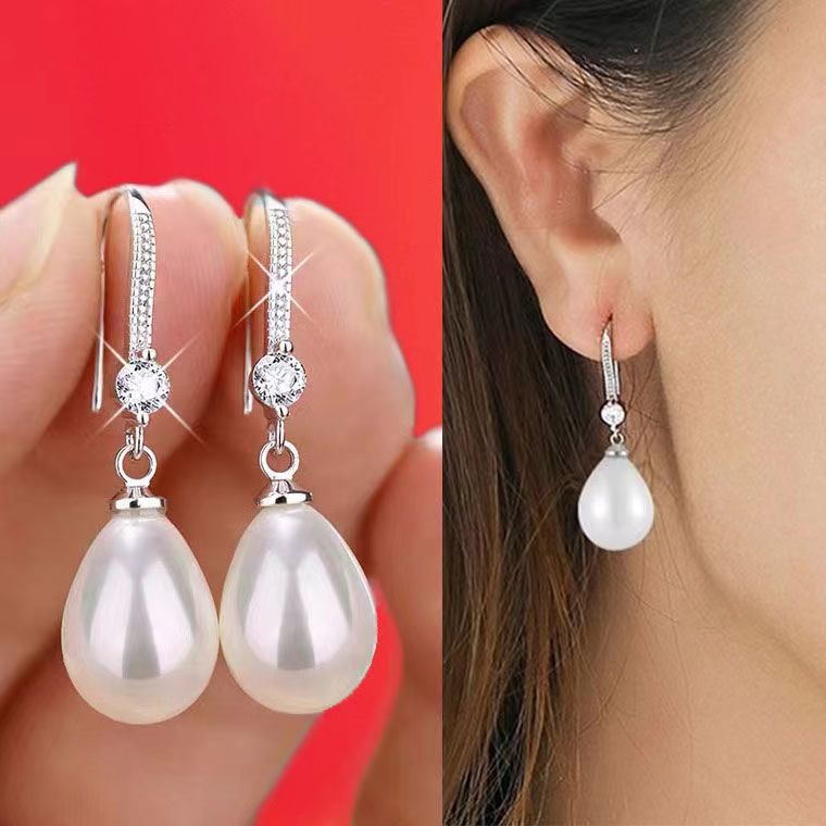Aretes con Colgante de Perlas Blancas Medianas – Cierre Tipo Gancho