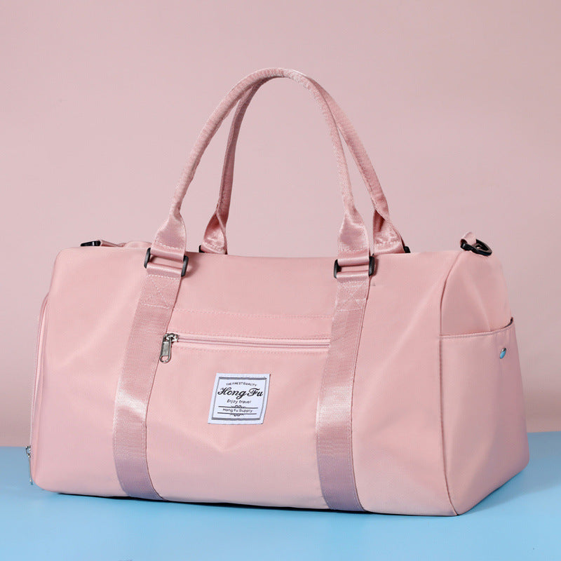 Bolsa deportiva impermeable rosa con asas dobles y bolsillo frontal, ideal para gimnasio y viajes cortos. Diseño compacto y elegante.