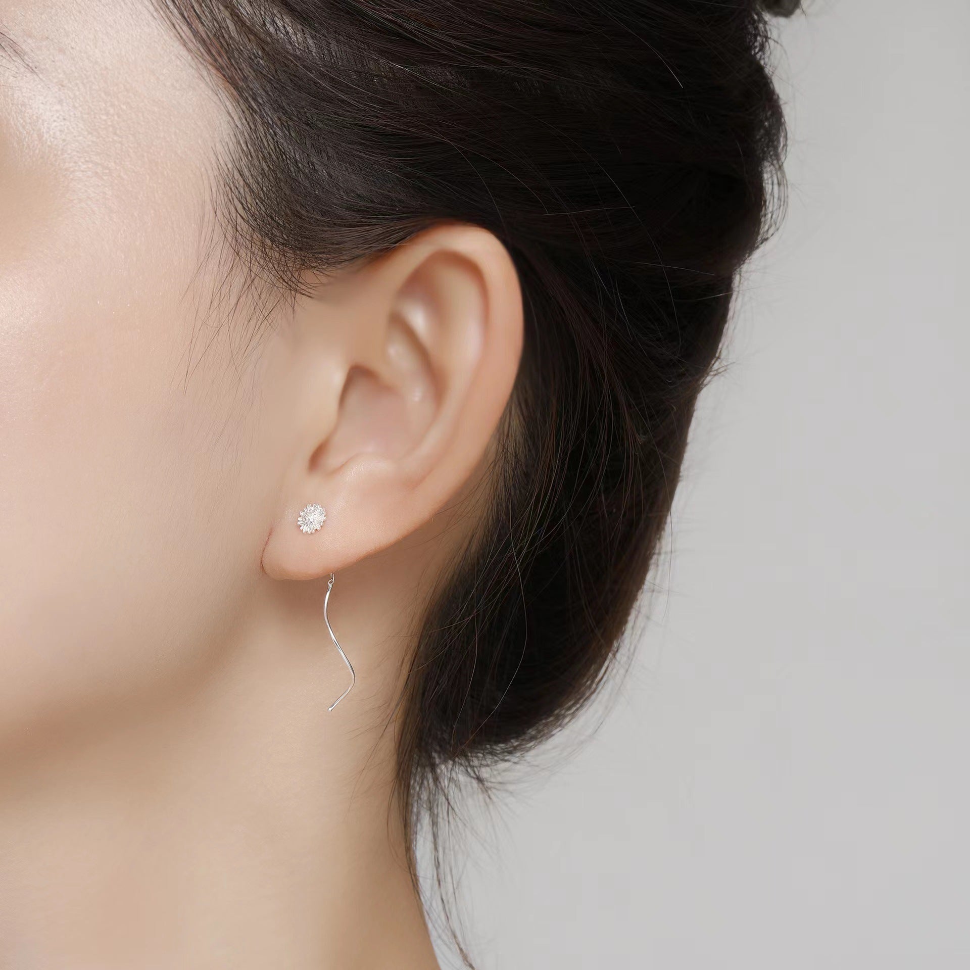 Pendientes Enhebrador en Plata 999 con Flor Margarita – Diseño Minimalista para Mujer