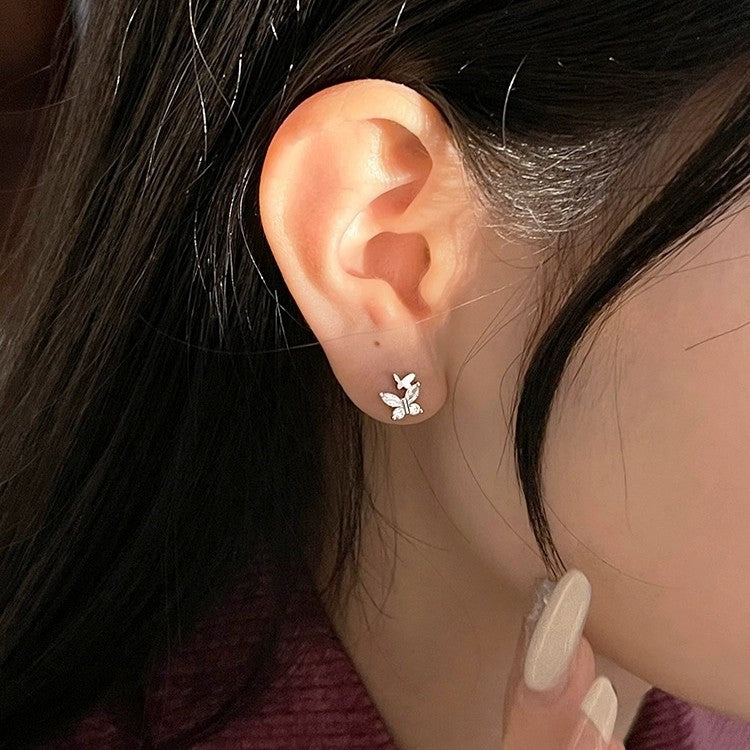 Aretes Botón de Plata para Niña – Diseño de Mariposa con Zirconia