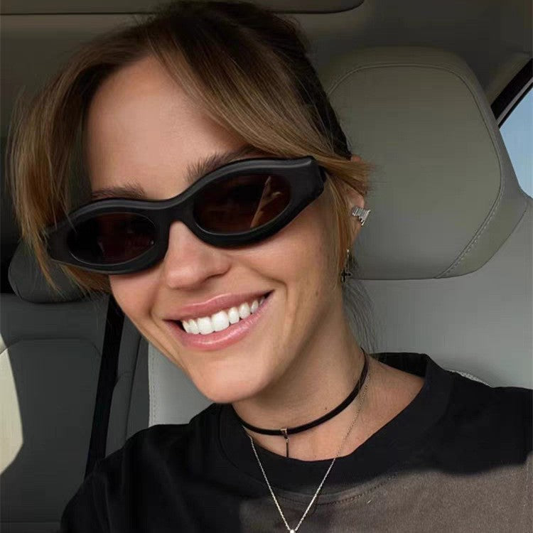 Lentes de sol juveniles unisex con diseño moderno y protección UV.