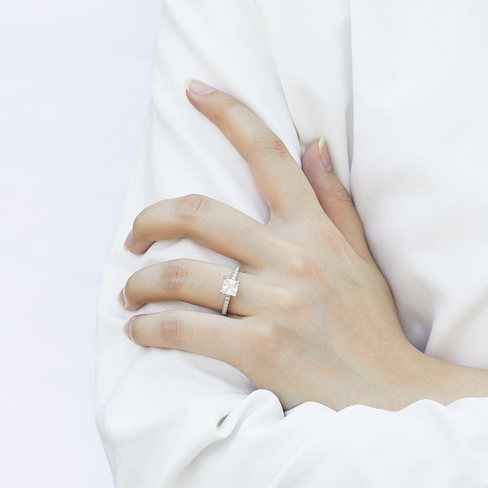 Anillo de Compromiso en Plata 925 con Circonita Cúbica – Estilo Clásico