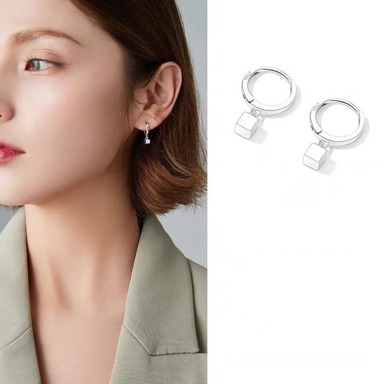 Aros de Plata 925 con Dije de Cubo – Estilo Minimalista y Cierre Click