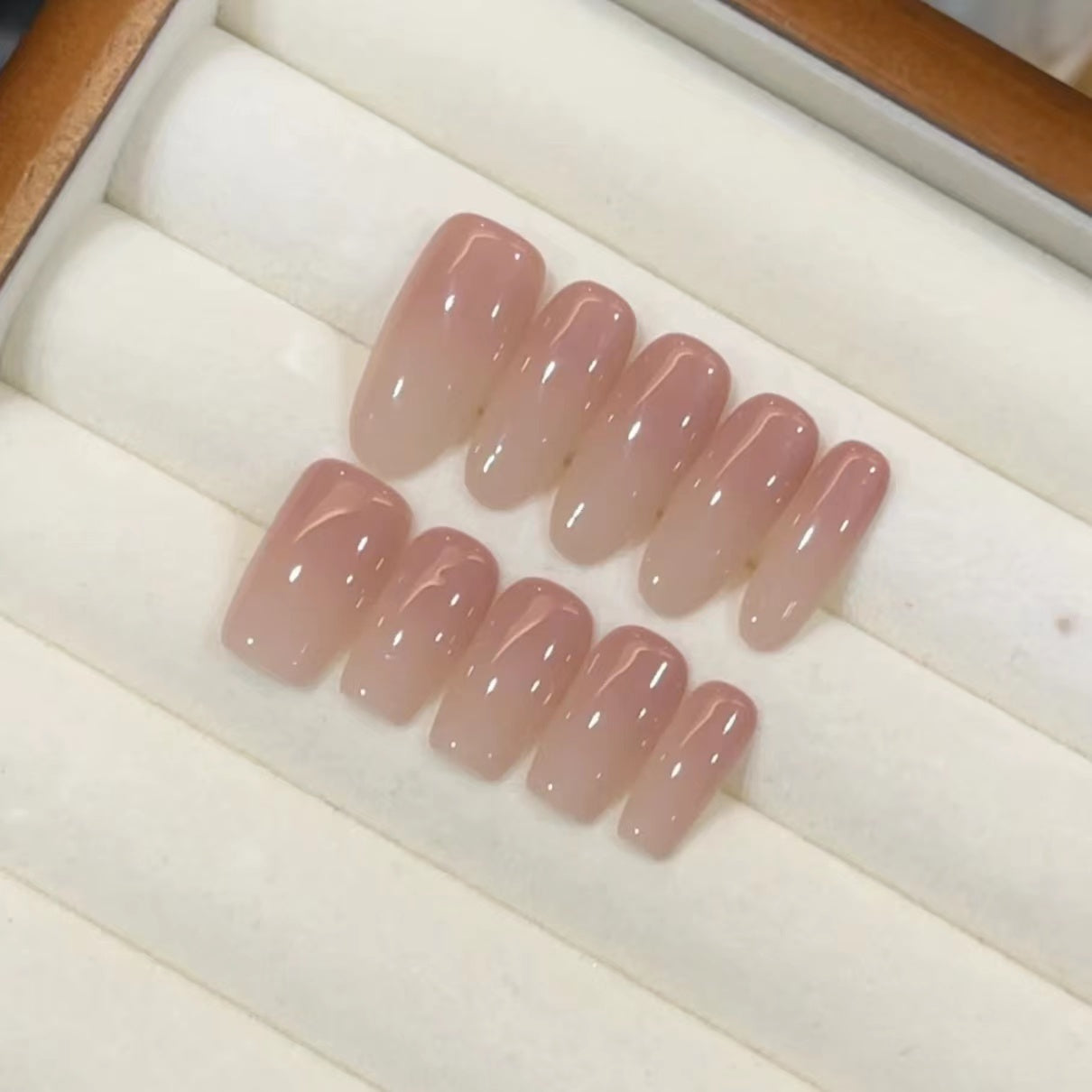 Uñas Postizas Hechas a Mano: Diseño Ovalado Translúcido en Tono Nude, Gradiente y Color Sólido, Manicura Lista con Efecto Gel