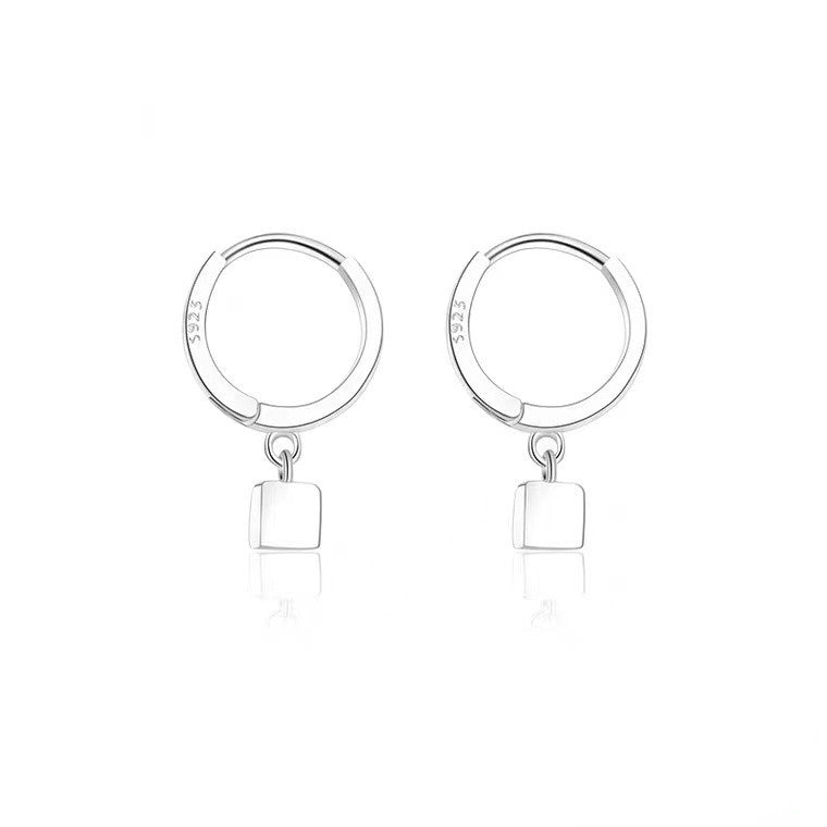 Aros de Plata 925 con Dije de Cubo – Estilo Minimalista y Cierre Click