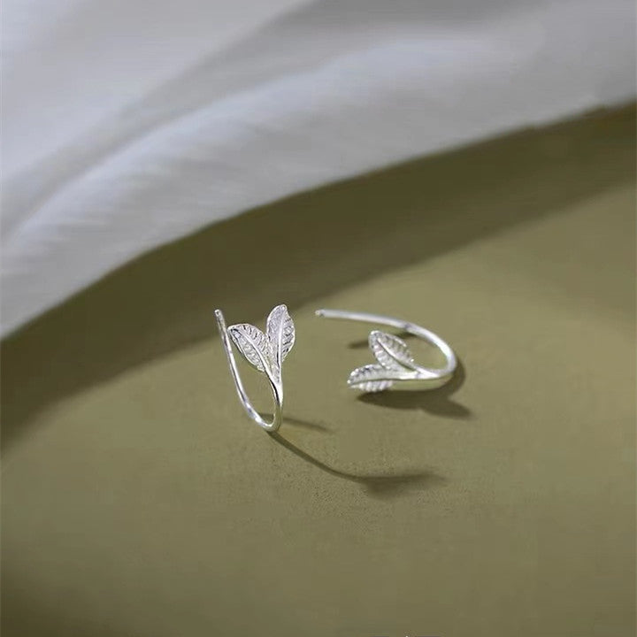 Pendientes Pequeños de Hojas en Plata Pura con Cierre de Gancho