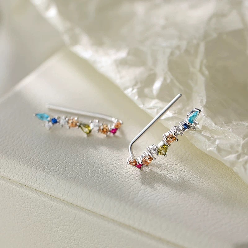 Aretes Trepadores con Circonias Multicolor en Plata Pura – Diseño de Gancho Juvenil