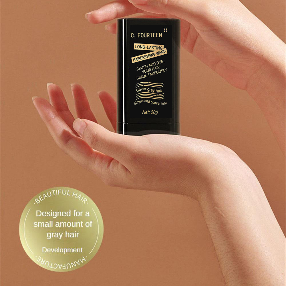 Cepillo y Bolígrafo de Tinte para Cabello C.FOURTEEN sostenido en manos, ideal para cubrir canas con precisión y fácil aplicación.