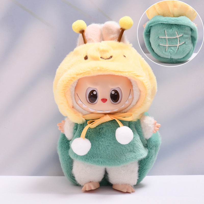 Vista trasera del disfraz de abeja para Labubu 17cm con diseño de caparazón bordado en la capa verde. Muñeca no incluida.