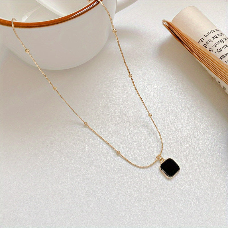 Cadena Tipo Serpiente Corta para Mujer con Dije de Piedra Negra – Elegante para Oficina