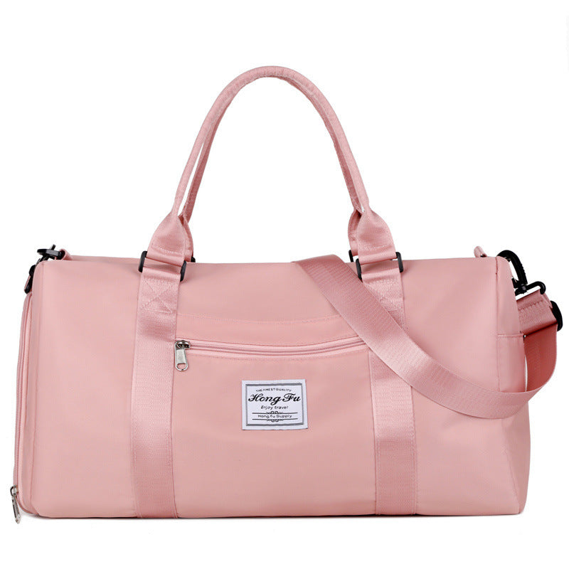 Bolsa de gimnasio impermeable rosa con correa cruzada ajustable. Diseño compacto con compartimento para zapatos y artículos personales.