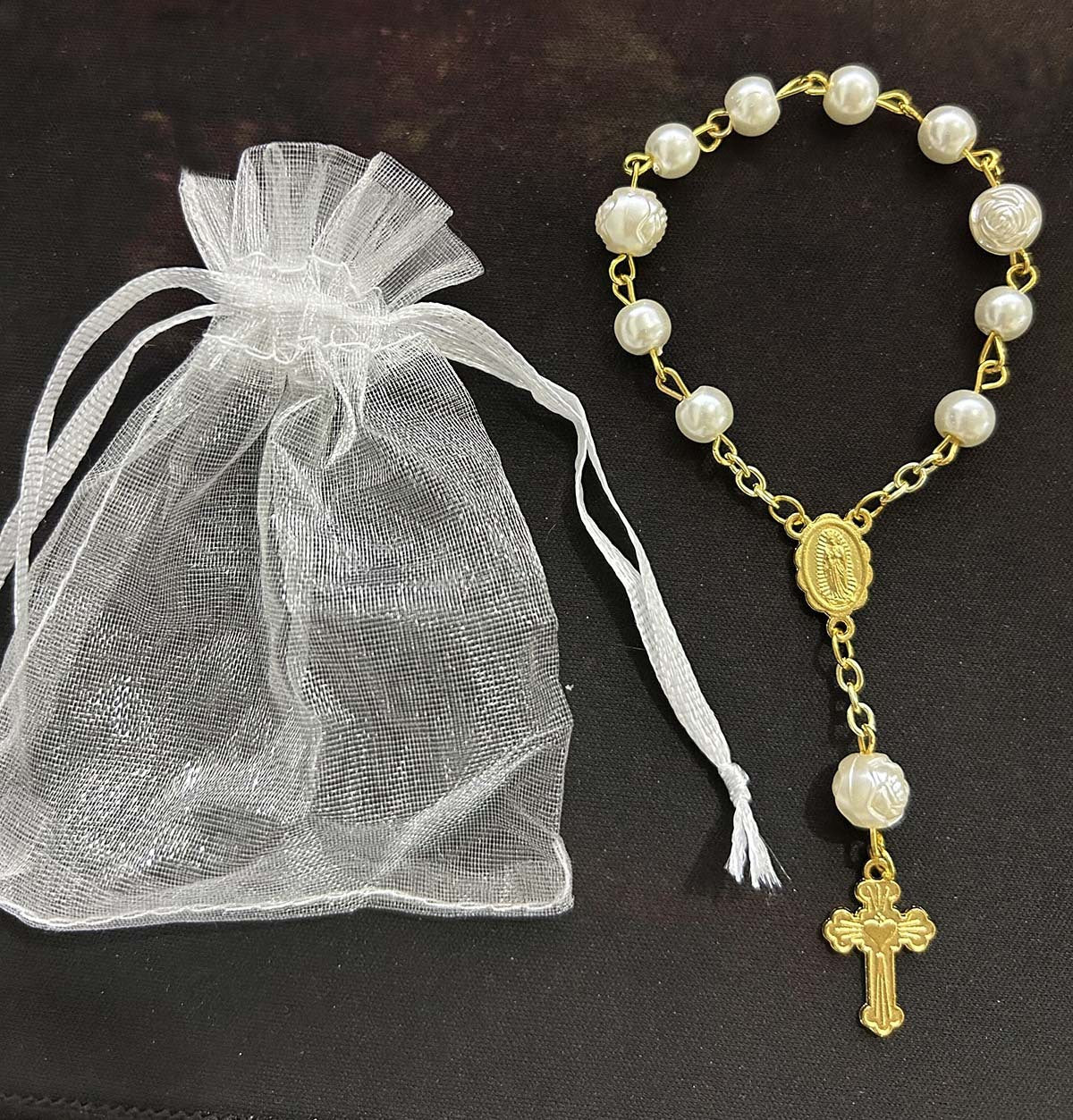 Pulsera Religiosa de Rosas con la Virgen del Carmen – Recuerdo de Bautizo o Primera Comunión