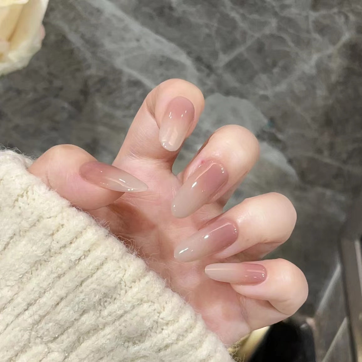 Uñas Postizas Hechas a Mano: Diseño Ovalado Translúcido en Tono Nude, Gradiente y Color Sólido, Manicura Lista con Efecto Gel