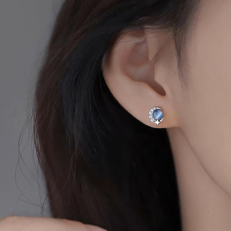 Pendientes pequeños en Plata Pura S999 con Piedra de Ojo de Gato Azul – Delicados