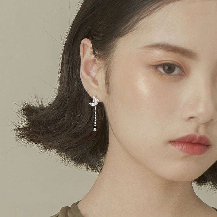 Pendientes con Mariposa en Plata – cadena colgante, Livianos con Piedras Brillantes