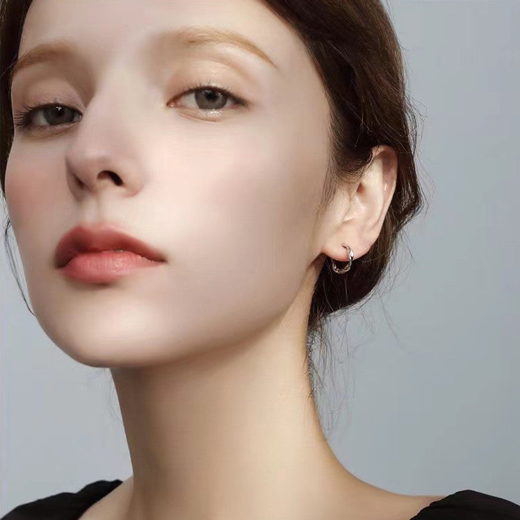 Aros Pequeños de Plata Pura con Diseño Möbius y Cierre de Click