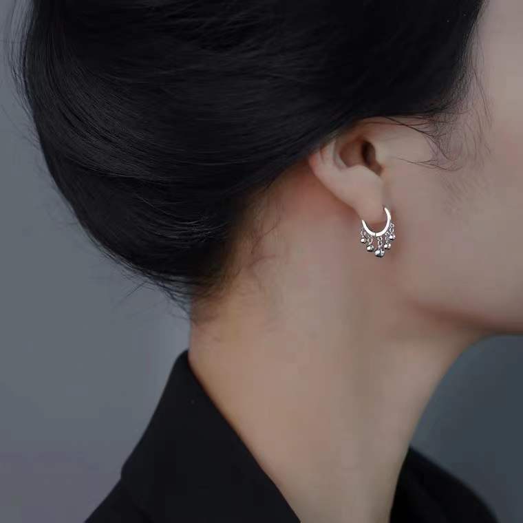 Candongas de Plata 925 con Esferas Colgantes – Estilo Moderno y Cierre Bisagra