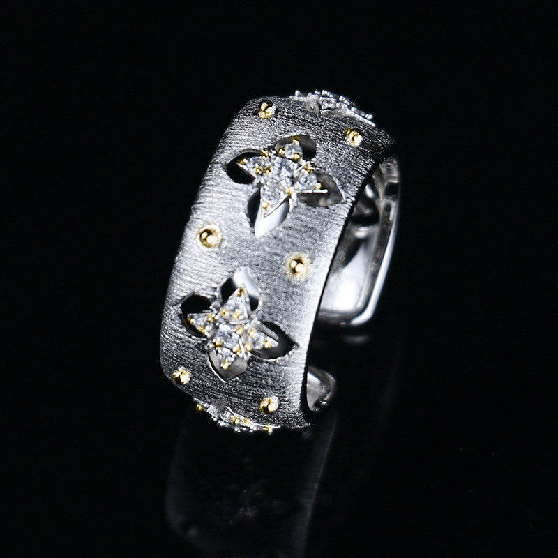 Anillo o Aretes con Flores Caladas – Estilo Rústico Bicolor en Oro y Plata