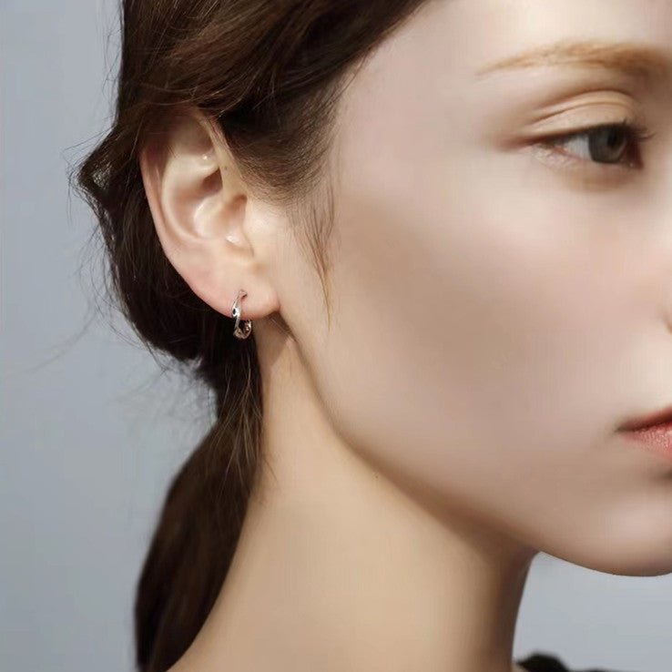 Aros Pequeños de Plata Pura con Diseño Möbius y Cierre de Click