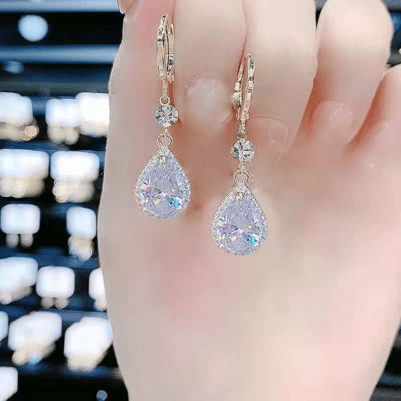Aretes de Gota Medianos Elegantes con Dije en Cristal Brillante – Accesorio para Cóctel