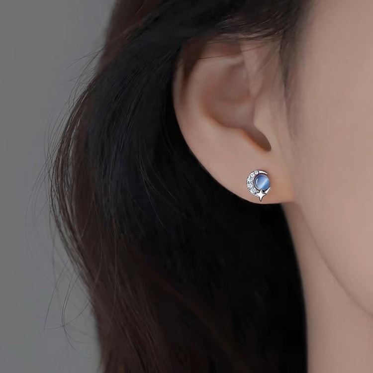 Pendientes pequeños en Plata Pura S999 con Piedra de Ojo de Gato Azul – Delicados