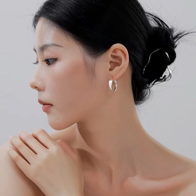 Candongas en Plata Pura S999 – Diseño Minimalista, Cierre Omega