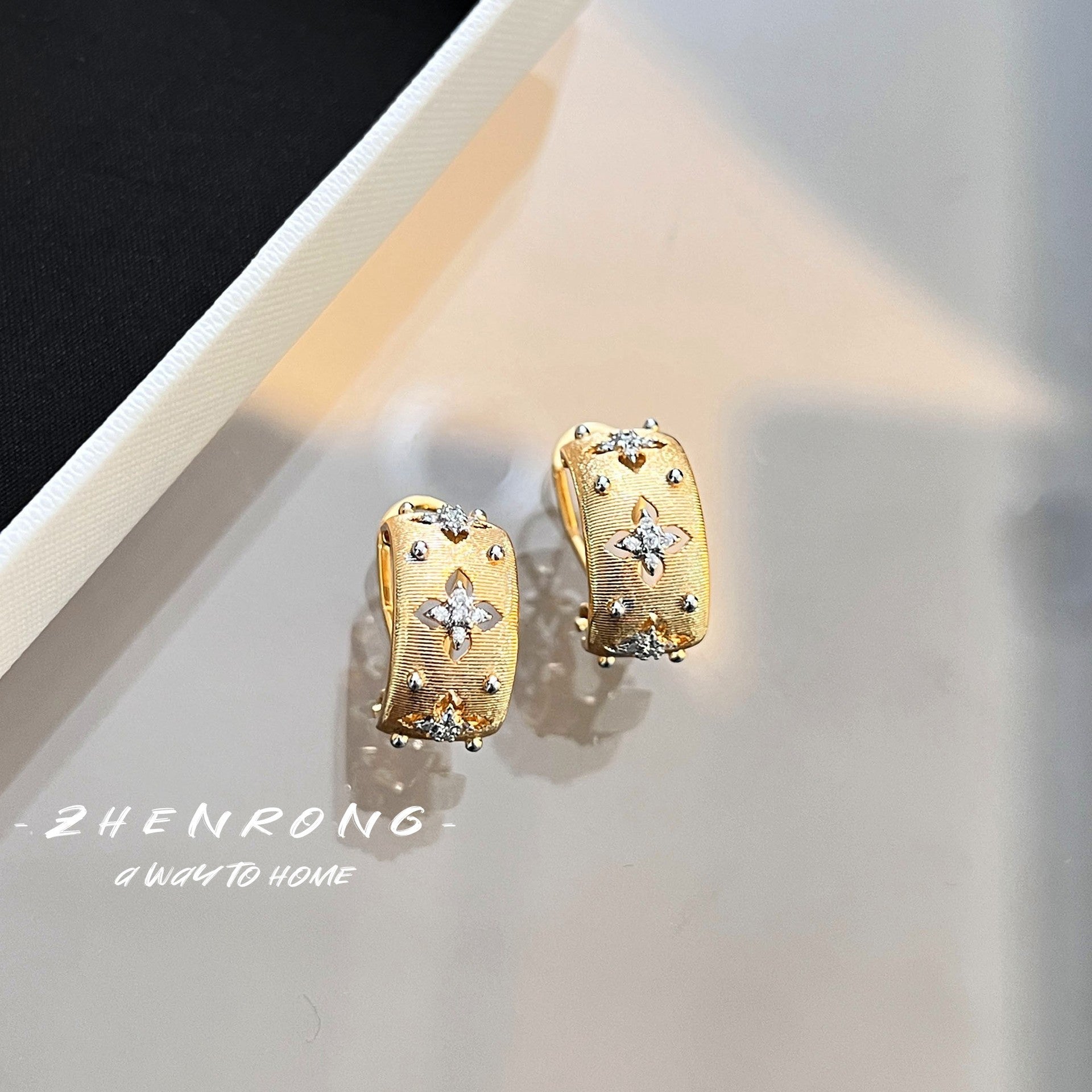 Set de Joyería para Mujer: Anillo, Pendientes, Collar y Pulsera - Calado Dorado o Plateado