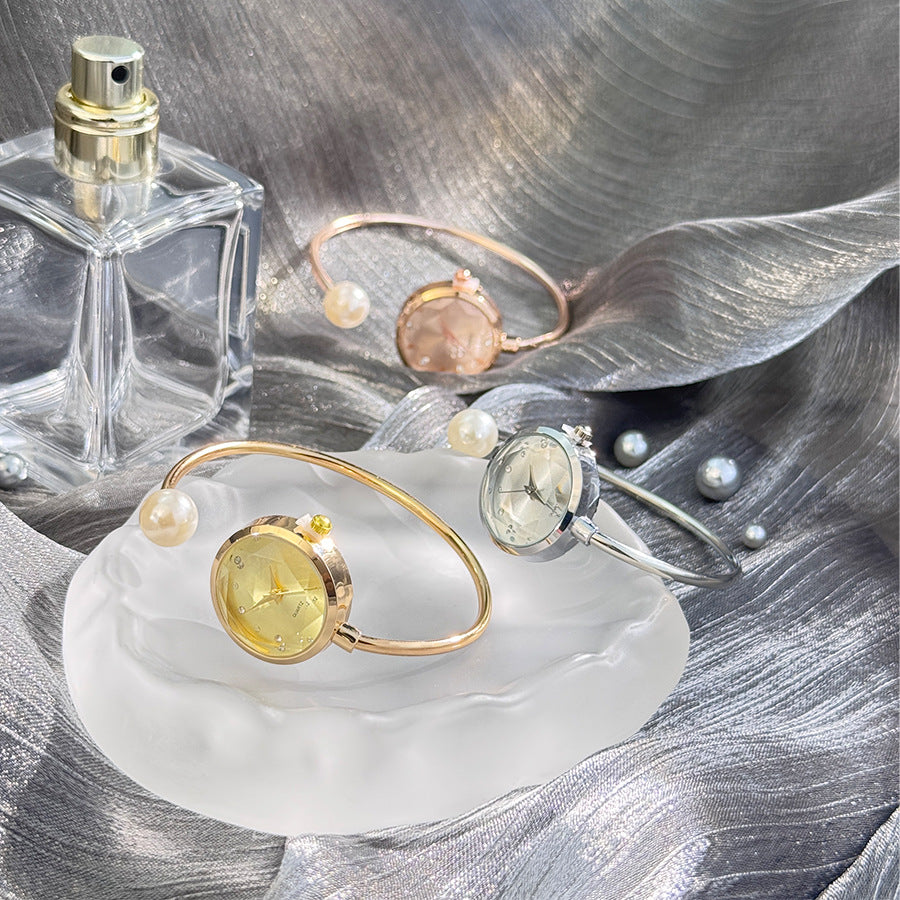Reloj de Pulsera con Perla y Números con Cristales – Diseño Elegante y Romántico