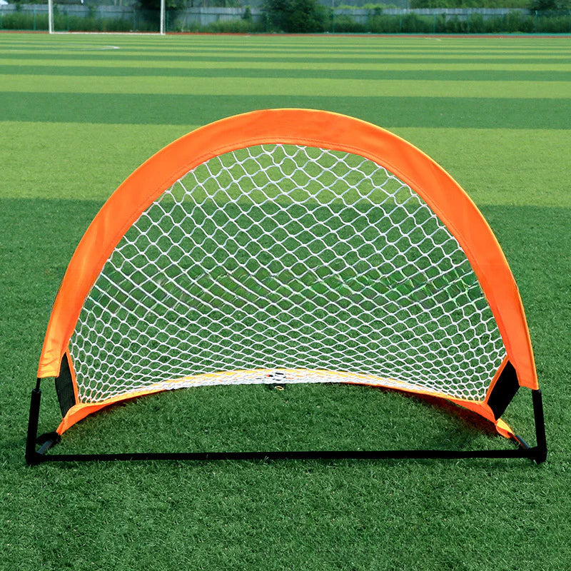 Portería de fútbol portátil y plegable con borde naranja, perfecta para juegos infantiles en jardín, parque o espacios interiores.
