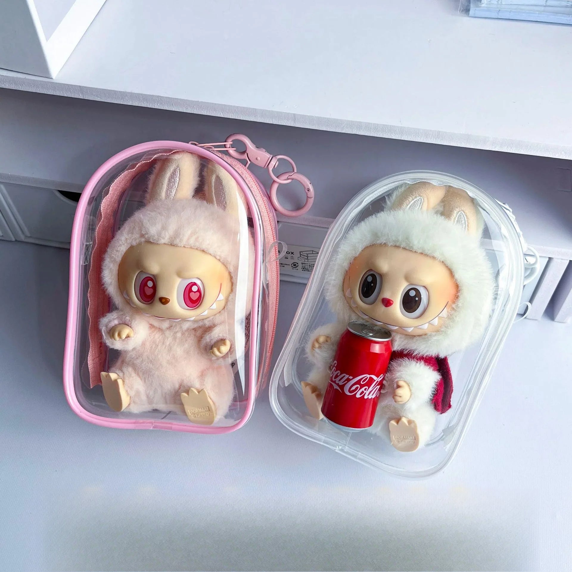 Bolsa protectora transparente para Labubu Have a Seat de 15 cm en rosa y transparente, ideal para proteger figuras de peluche del polvo.