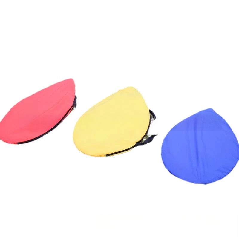 Fundas plegables en colores rojo, amarillo y azul para porterías de fútbol portátiles, fáciles de transportar y almacenar.