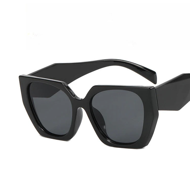 Gafas de sol cuadradas con diseño de punta ojo de gato en montura negra con lentes oscuros