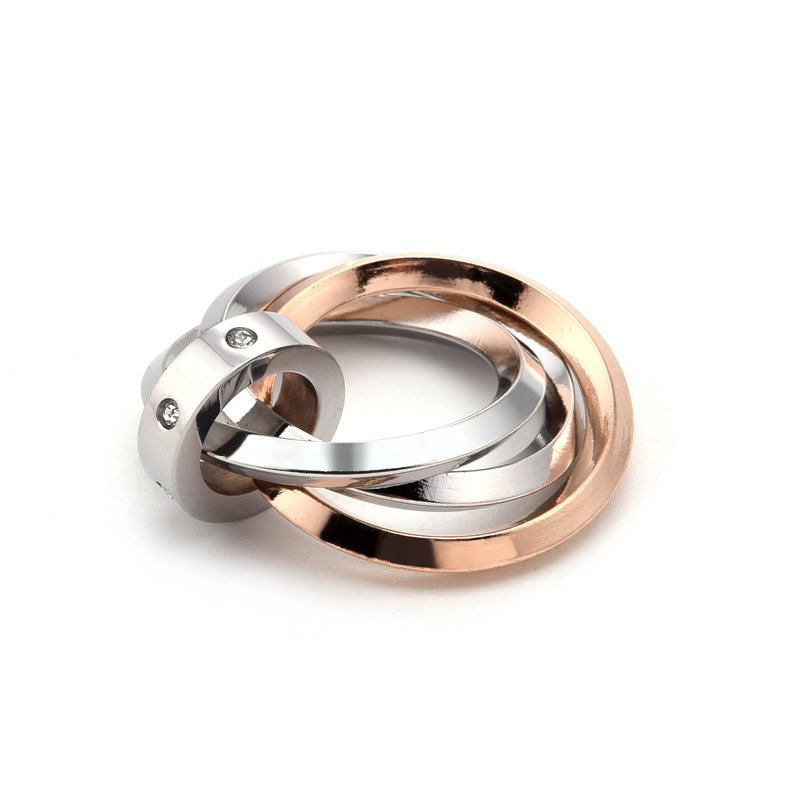 Collar de tres anillos entrelazados: Unión del Amor, Fidelidad y Eternidad.