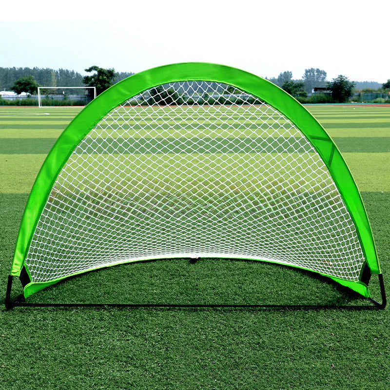 Portería de fútbol plegable con borde verde, ligera y fácil de transportar, ideal para entrenamientos o partidos recreativos en exteriores.