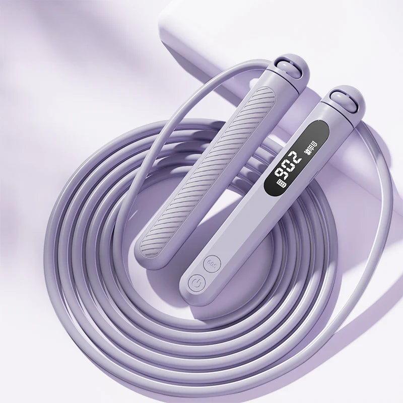 Comba digital inteligente color lila con contador de saltos en pantalla LED. Ideal para entrenamiento de cardio y fitness en casa o gimnasio.