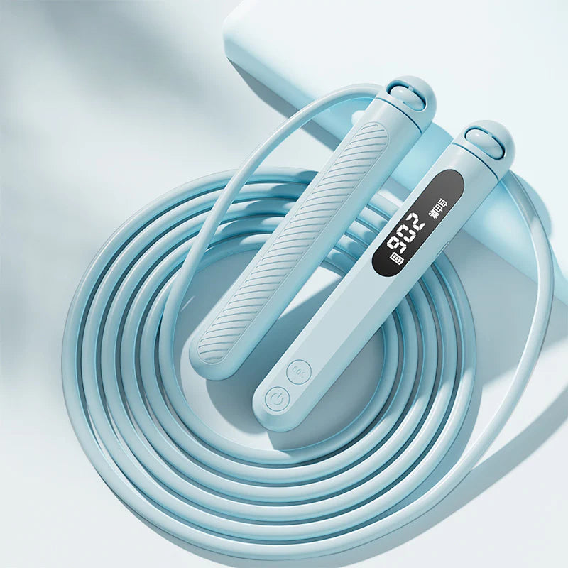 Comba digital inteligente azul claro con pantalla LED. Perfecta para entrenamientos de cardio y seguimiento de rendimiento en saltos.