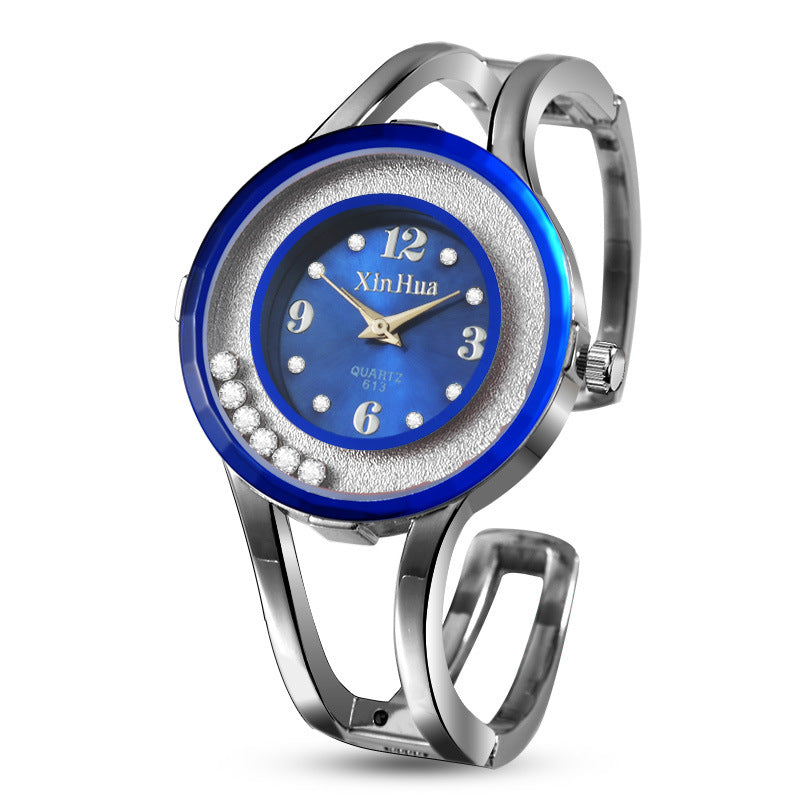Reloj de brazalete ajustable para mujer en varios tonos