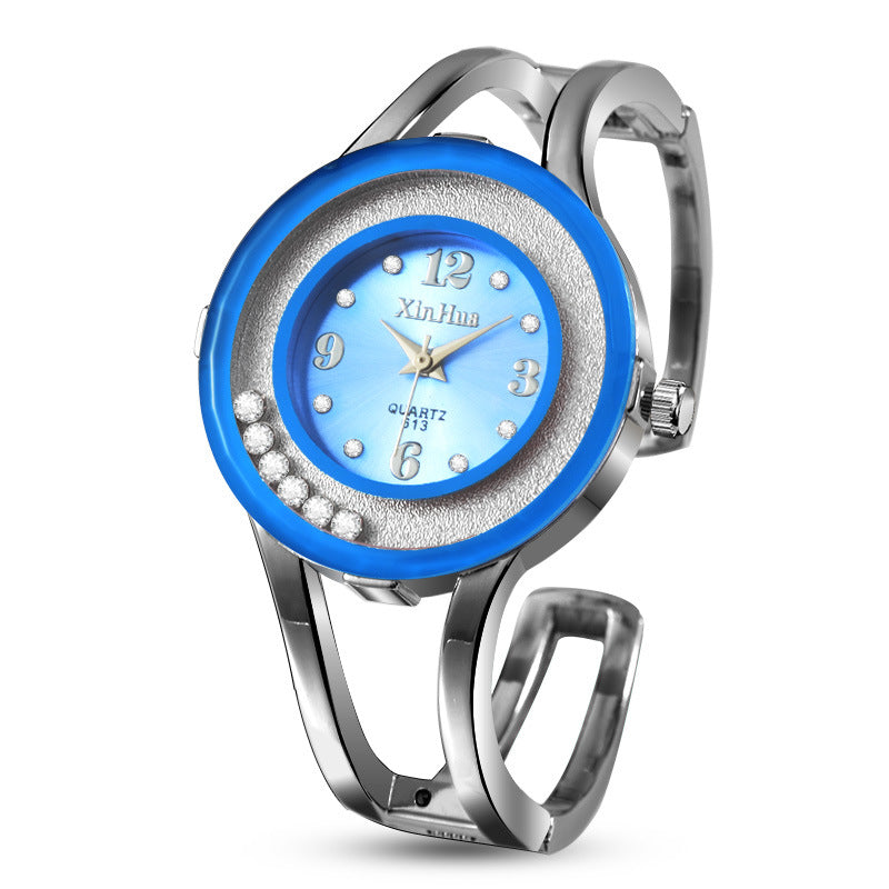 Reloj de Brazalete Ajustable para Mujer Disponible en Varios Tonos