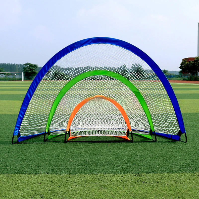 Set de porterías de fútbol plegables en tres tamaños con bordes azul, verde y naranja, ideales para jugar en cualquier lugar al aire libre o interior.