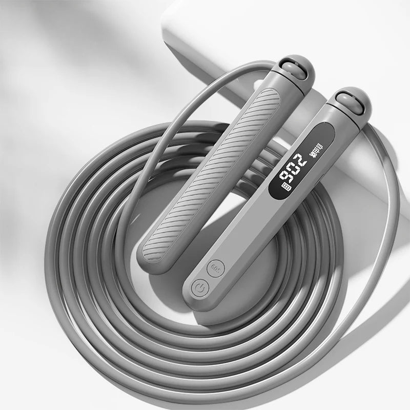 Comba digital inteligente gris con contador de saltos visible en pantalla. Diseñada para entrenamiento físico de todos los niveles.