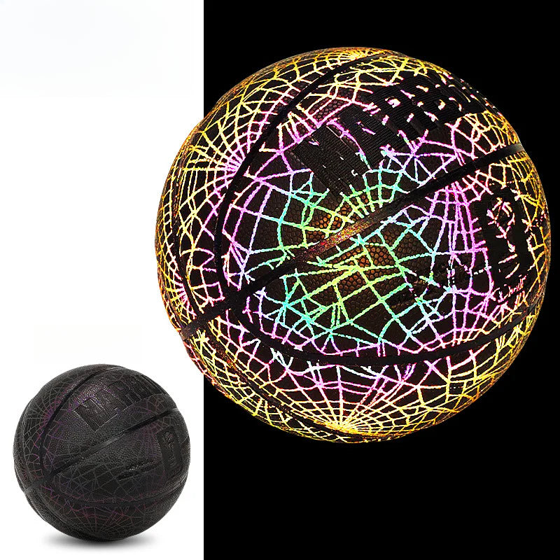 Balón de baloncesto fluorescente con diseño reflectante multicolor, muestra su efecto brillante en contraste con la luz y oscuridad.