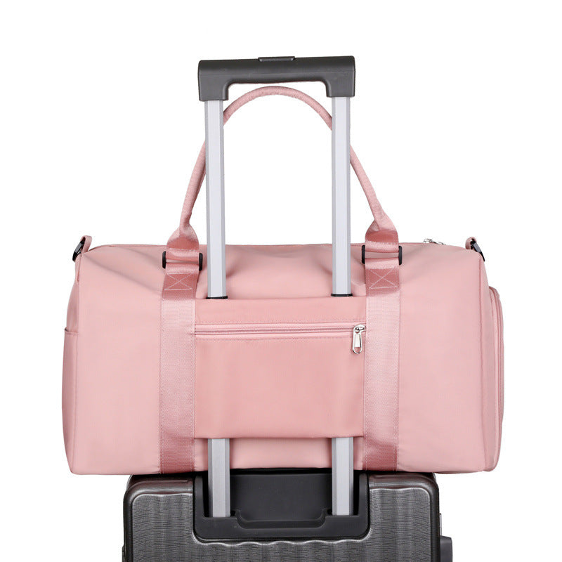 Bolsa deportiva impermeable rosa montada sobre maleta con banda trasera para transporte fácil. Ideal para viajes cortos y gimnasio.
