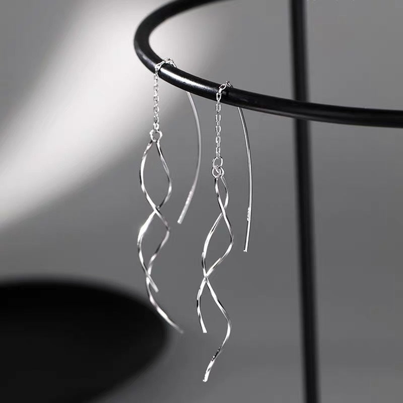 Aretes Largos de Mujer con Borlas Onduladas – Movimiento y Estilo para el Rostro