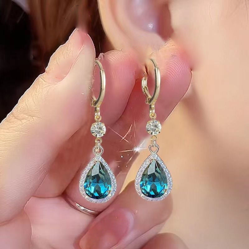 Aretes de Gota Medianos Elegantes con Dije en Cristal Brillante – Accesorio para Cóctel